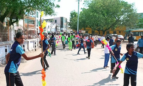 விழிப்புணர்வு பேரணியில் சிலம்பாட்டம் ஆடிய மாணவிகள்.