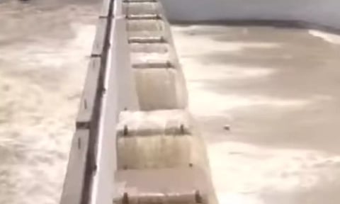 பவானி காலிங்கராயன் வாய்க்கால் நீரேற்று நிலையம் அருகில் வெள்ளோட்டம் நடைபெற்றதை காணலாம்.