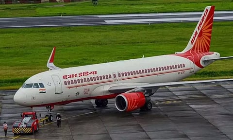 அமெரிக்காவில் இருந்து புறப்பட்ட விமானத்தின் என்ஜினில் எண்ணெய் கசிவு- ஸ்வீடனில் அவசரமாக தரையிறக்கம்