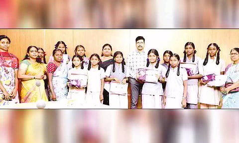 போட்டியில் வெற்றி பெற்ற அரசு பள்ளி மாணவிகளுக்கு கலெக்டர் வினீத், பரிசு வழங்கி பாராட்டிய போது எடுத்த படம்.