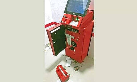 உடைக்கப்பட்ட ஏடிஎம் எந்திரம்