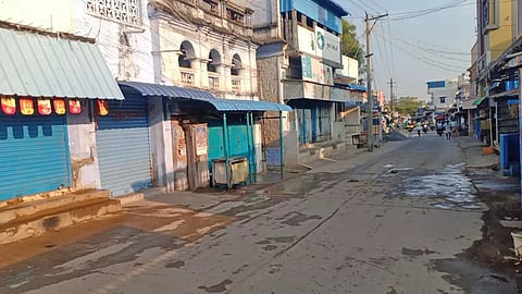 கடம்பூரில் 2-வது நாளாக கடைகள் அடைக்கப்பட்டுள்ள காட்சி.