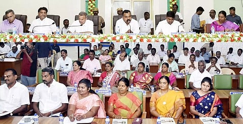 விருதுநகர் மாவட்ட வளர்ச்சி ஒருங்கிணைப்பு மற்றும் கண்காணிப்பு குழுக்கூட்டம் மாணிக்கம் தாகூர் எம்.பி. தலைமையில் நடந்தது. இதில் மாவட்ட கலெக்டர் ஜெயசீலன்,
எம்.எல்.ஏ.க்கள் அசோகன், ரகுராமன் மற்றும் பலர் கலந்துகொண்டனர்.