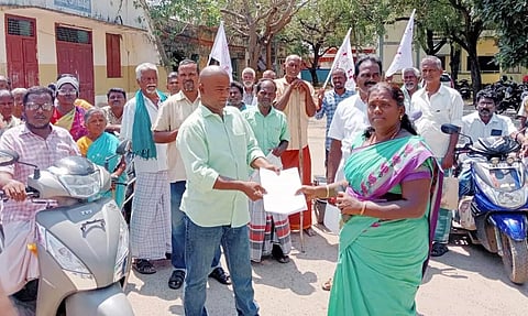 மாற்றுத்திறனாளிகள் மனு கொடுக்கும் போராட்டம்