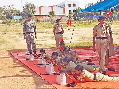 துப்பாக்கி சுடும் போட்டியில் பங்கேற்ற மாணவிகள்.