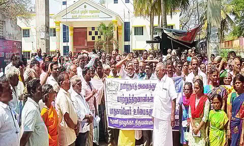 ஆரணி வட்டார வளர்ச்சி அலுவலகம் முன்பு மாற்றுத்திறனாளிகள் போராட்டம்