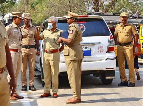 கலெக்டர் அலுவலக வளாகத்தில் மாநகர போலீஸ் கமிஷனர் ராஜேந்திரன் ஆய்வு செய்த போது எடுத்தபடம்.