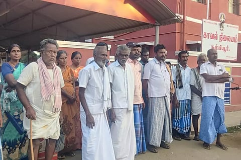 வேகமாக வந்த டிப்பர் லாரியை சிறை பிடித்த பொதுமக்கள்