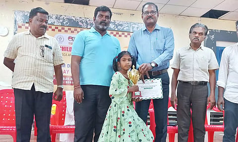 மாணவிக்கு சான்றிதழ் வழங்கப்பட்டது.