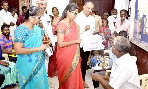 கூட்டத்தில் கலெக்டர் சாருஸ்ரீ பொதுமக்களிடமிருந்து மனுக்களை பெற்று கொண்டார்.