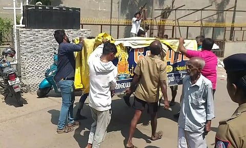 காஞ்சிபுரம் காமாட்சி அம்மன் கோவில் அருகே ஆக்கிரமிப்பு கடைகள் அகற்றம்