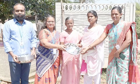 நிகழ்ச்சியில் சிறந்த கோலங்கள் வரைந்தவர்களுக்கு பரிசுகள் வழங்கப்பட்டது.