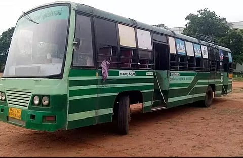 பெண்களை பஸ்சில் ஏற்ற மறுப்பு