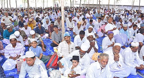 கூட்டு பிரார்த்தனை செய்த மக்களின் ஒரு பகுதியை படத்தில் காணலாம்.
