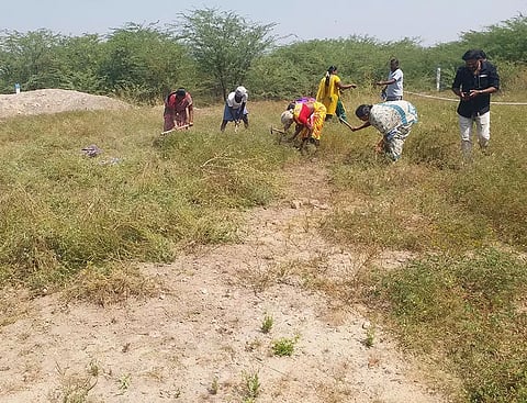 அகழ்வாராய்ச்சி தொடங்குவதற்காக ஆயத்தப்பணிகள் நடைபெற்ற போது எடுத்த படம். 