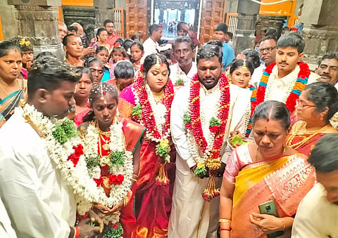 நெல்லையப்பர் கோவிலில் 3 ஜோடிகளுக்கு இலவச திருமணங்கள் நடந்த போது எடுத்த படம்.