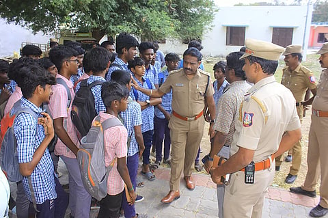றியலில் ஈடுபட்ட மாணவர்களுடன் போலீஸ் துணை கமிஷனர் சரவணகுமார் பேச்சுவார்த்தை நடத்திய காட்சி.