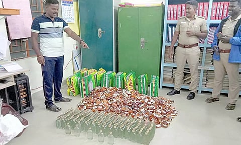 மதுபானங்களை பறிமுதல் செய்த போலீசார்.
