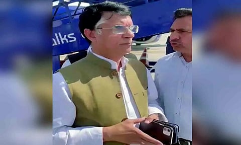 டெல்லி விமான நிலையத்தில் காங்கிரஸ் கட்சியின் மூத்த தலைவர் பவன் கேரா கைது