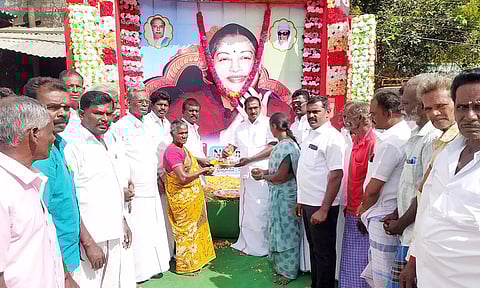 ஜெயலலிதா பிறந்தநாளையொட்டி தூத்துக்குடி வடக்கு மாவட்ட சிறுபான்மை பிரிவு செயலாளரும், குமாரகிரி ஊராட்சி தலைவருமான ஜாக்சன்துரை மணி பொதுமக்களுக்கு இனிப்பு வழங்கிய காட்சி.