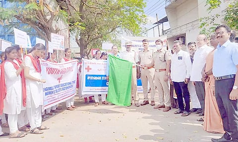 சாலை பாதுகாப்பு விழிப்புணர்வு பேரணி நடந்தது.