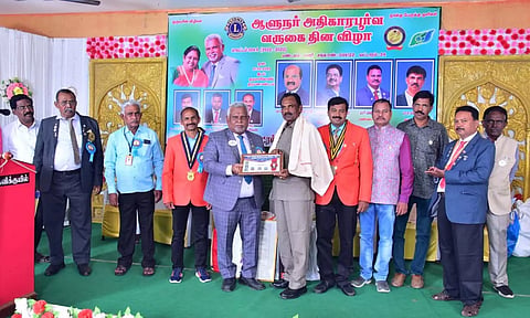 முப்பெரும் விழாவில் சேவை புரிந்தோருக்கு விருது வழங்கப்பட்டது.