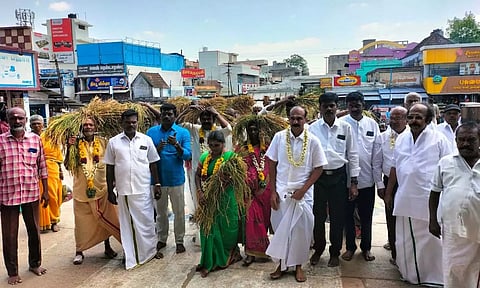தென்காசி காசி விஸ்வநாதர் கோவிலுக்கு நாள் கதிர் எடுத்து வரப்பட்ட காட்சி.