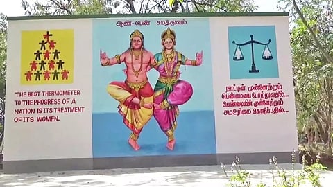 போலீஸ் நிலைய சுவரில் வரையப்பட்டுள்ள ஓவியங்கள்.