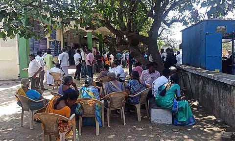 முன்புற வாயில் உள்ளிட்ட இடங்களில் கூட்டமாக அமர்ந்து கொண்டுருந்த பொது மக்களை படத்தில் காணலாம் .