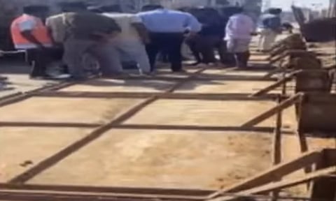 மெட்ரோ ரெயில் பணி: இரும்பு தடுப்புகள் சரிந்து விழுந்ததில் ஒருவருக்கு காயம்