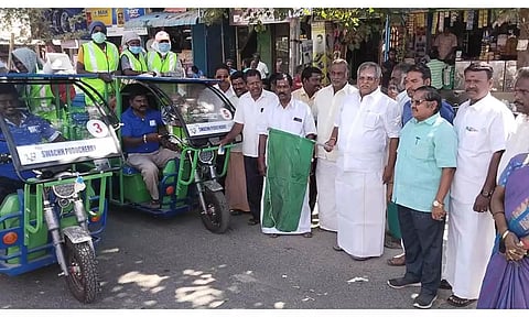 மணவெளி தொகுதி தவளக்குப்பம் பகுதியில் துப்புரவு பணியினை சபாநாயகர் ஏம்பலம் செல்வம் தொடங்கி வைத்தார்.