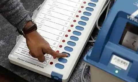 வாக்குச்சாவடிகளில் பயன்படுத்தப்படும் 81 வகையான பொருட்கள் பேக்கிங் செய்யும் பணி தீவிரம்