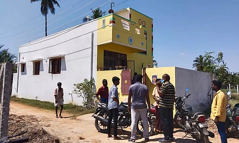 வியாபாரி வீட்டின் கதவை உடைத்து 15 பவுன் நகை கொள்ளை- கோவிலுக்கு சென்ற 2 மணி நேரத்தில் துணிகர சம்பவம்