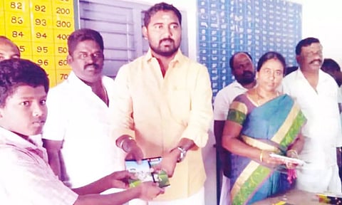 பள்ளி மாணவ-மாணவிகளுக்கு நோட்டு புத்தகங்கள் வழங்கிய போது எடுத்த படம்.