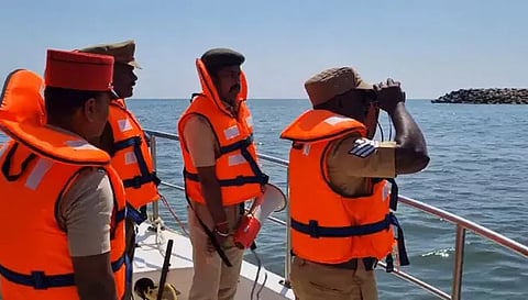 புதுவையில் சுருக்குமடி வலை பயன்பாடு- கடலுக்குள் சென்று போலீசார் சோதனை