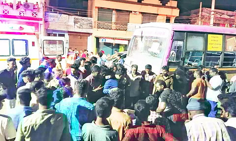 விபத்தை ஏற்படுத்திய பஸ்.