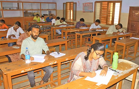 பாளையில் உள்ள ஒரு மையத்தில் தேர்வு எழுதியவர்களை படத்தில் காணலாம்