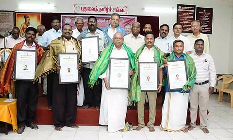 புதுவை தமிழ்சங்கம் சார்பில் விருது பெற்றவர்களை படத்தில் காணலாம்.