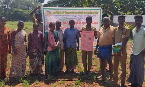 விவசாயிகளுக்கு வேளாண்மை மாணவர்கள் செயல் விளக்கம் அளித்த காட்சி. 