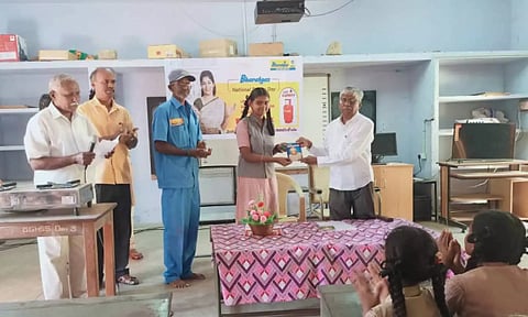 மாணவிகளுக்கு புத்தகம் பரிசளிக்கப்பட்ட காட்சி. 