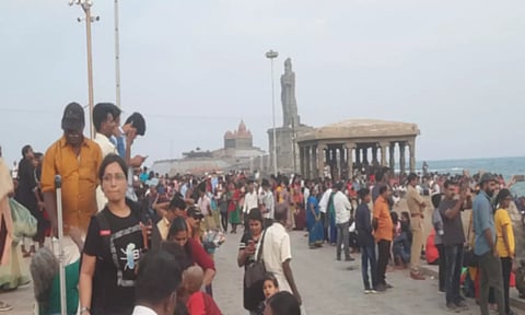 கன்யாகுமரி கடற்கரையில் குவிந்திருந்த சுற்றுலா பயணிகளை படத்தில் காணலாம்.