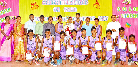 செயின்ட் தாமஸ் பள்ளி அணிக்கு நடைபெற்ற பாராட்டுவிழாவில் தூத்துக்குடி மறை மாவட்ட ஆயர் ஸ்டீபன் அந்தோணி கலந்து கொண்டு வாழ்த்து தெரிவித்த காட்சி.