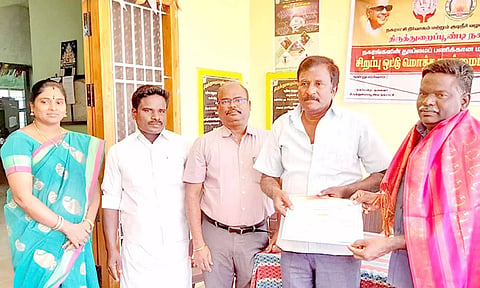 சிறப்பான பணி செய்தவர்களுக்கு பாராட்டு சான்றிதழ் வழங்கப்பட்டது.