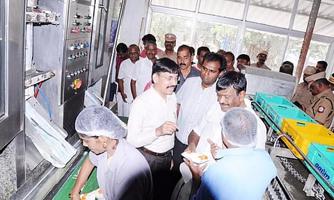 ஆவின் நிறுவனத்தில் அமைச்சர் நாசர் திடீர் ஆய்வு செய்தார். அருகில் கலெக்டர் அனீஷ்சேகர், மேலாண் இயக்குநர் சுப்பையன் உள்ளனர்.