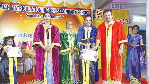 இஸ்லாமியா பள்ளியில் நடந்த விழாவில் தாளாளர் எம்.எம்.கே. முகைதீன் இப்ராஹிம் தலைமையில் முகமது சதக் பாலிடெக்னிக் கல்லூரி முதல்வர் அலாவுதீன் குழந்தைகளுக்கு பட்டம் வழங்கினார். 