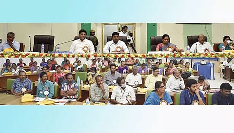 விருதுநகர் மாவட்ட சுகாதார பேரவை கூட்டத்தில் கலெக்டர் ஜெயசீலன் பேசினார். அருகில் ரகுராமன் எம்.எல்.ஏ. மற்றும் பலர் உள்ளனர்.