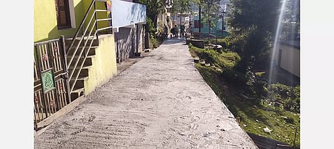 மாலைமலர் செய்தி எதிரொலி-ஜல்லிக்கற்கள் பெயர்ந்த புதிய சிமெண்டு சாலை சீரமைப்பு