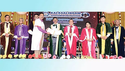 விழாவில் ஒரு மாணவிக்கு சென்னை ஐகோர்ட்டு நீதிபதி ஸ்ரீமதி பட்டம் வழங்கினார். அருகில் காளீஸ்வரி கல்லூரி செயலாளர் ஏ.பி. செல்வராஜன் உள்ளார்.