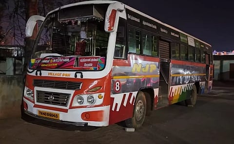 மேட்டுப்பாளையம் அருகே தனியார் பஸ் மீது கல்வீச்சு-டிரைவர் மண்டை உடைப்பு