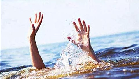 உல்லாச பயணம் சென்றபோது ஏரியில் படகு கவிழ்ந்து 6 வாலிபர்கள் பலி